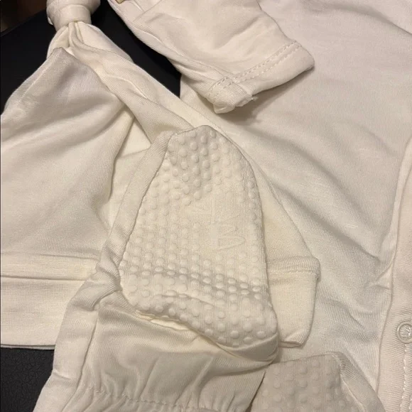 Mambu Bamboo Onesie and Hat Set - Picture 2 of 3